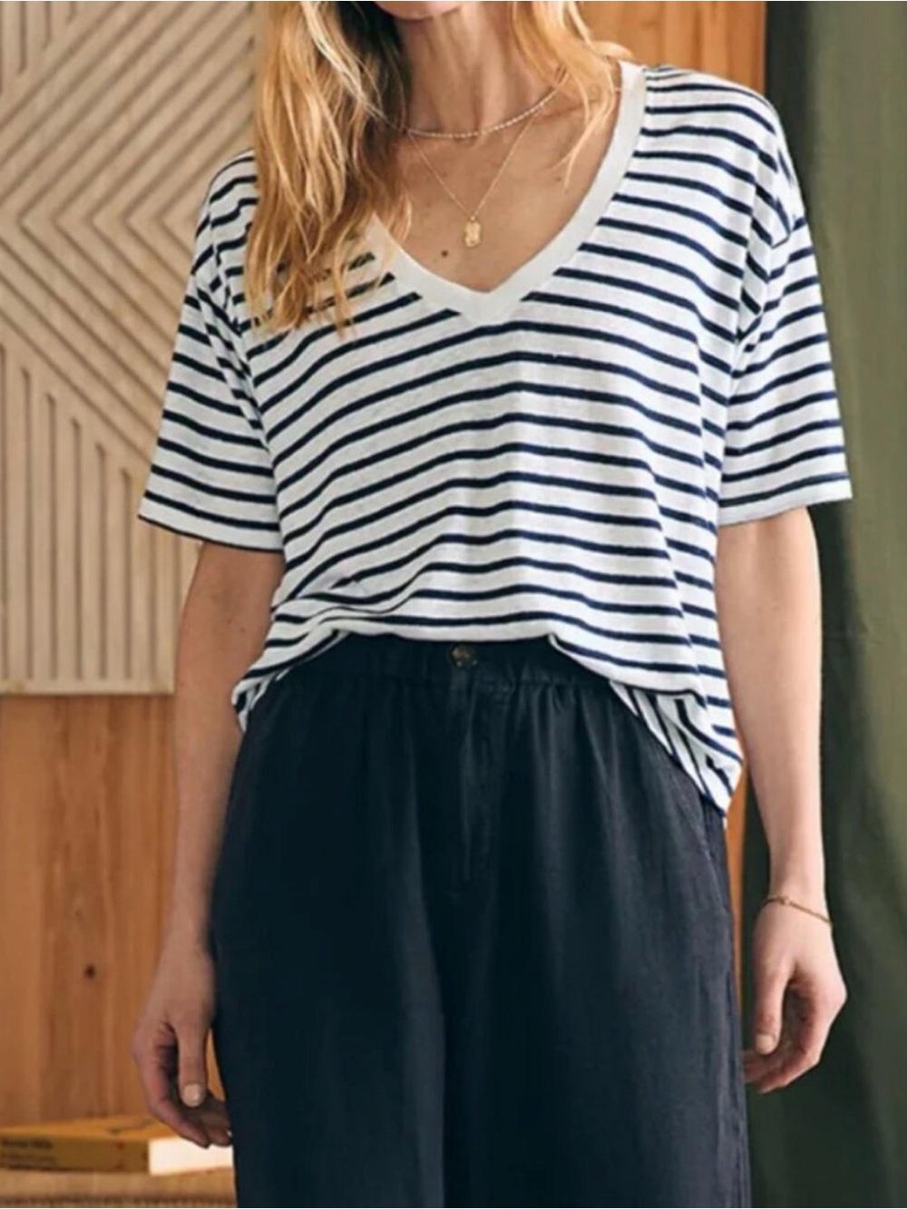 Faherty Oceanside Linen Navy & Natural White Striped V-Neck Short Sleeve Tee